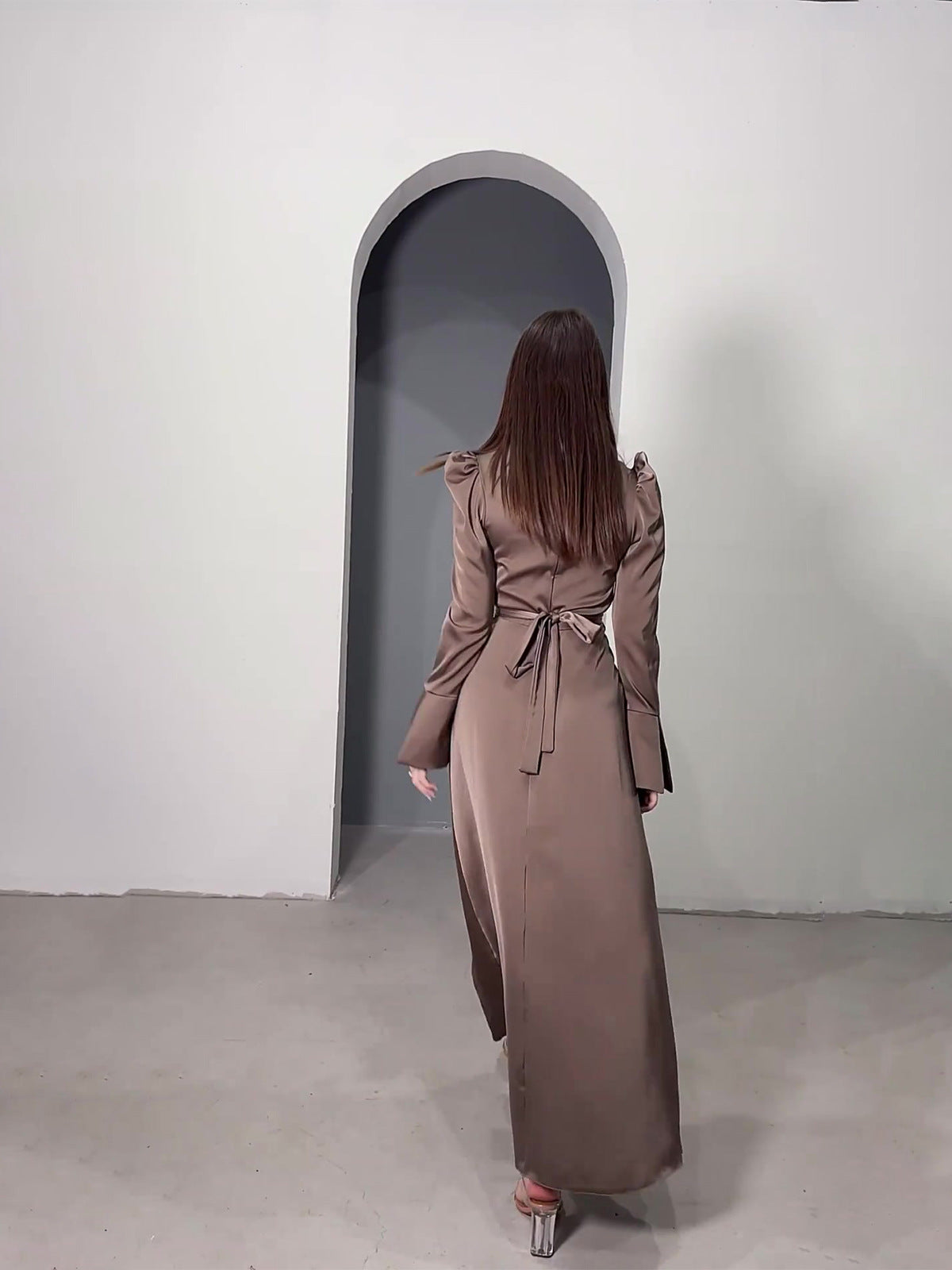 Woochic robe à manches longues bouffantes col en V taille cintrée