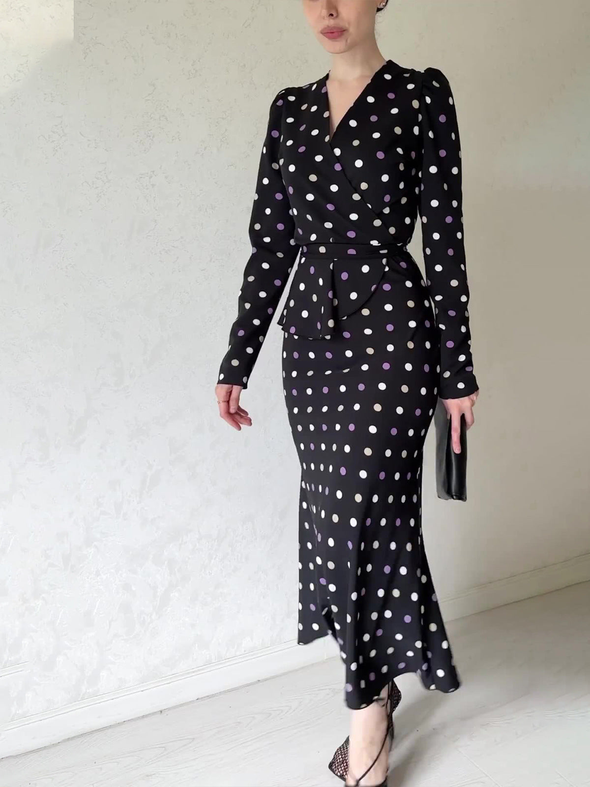 Woochic robe à manches longues col en V cintrée pois