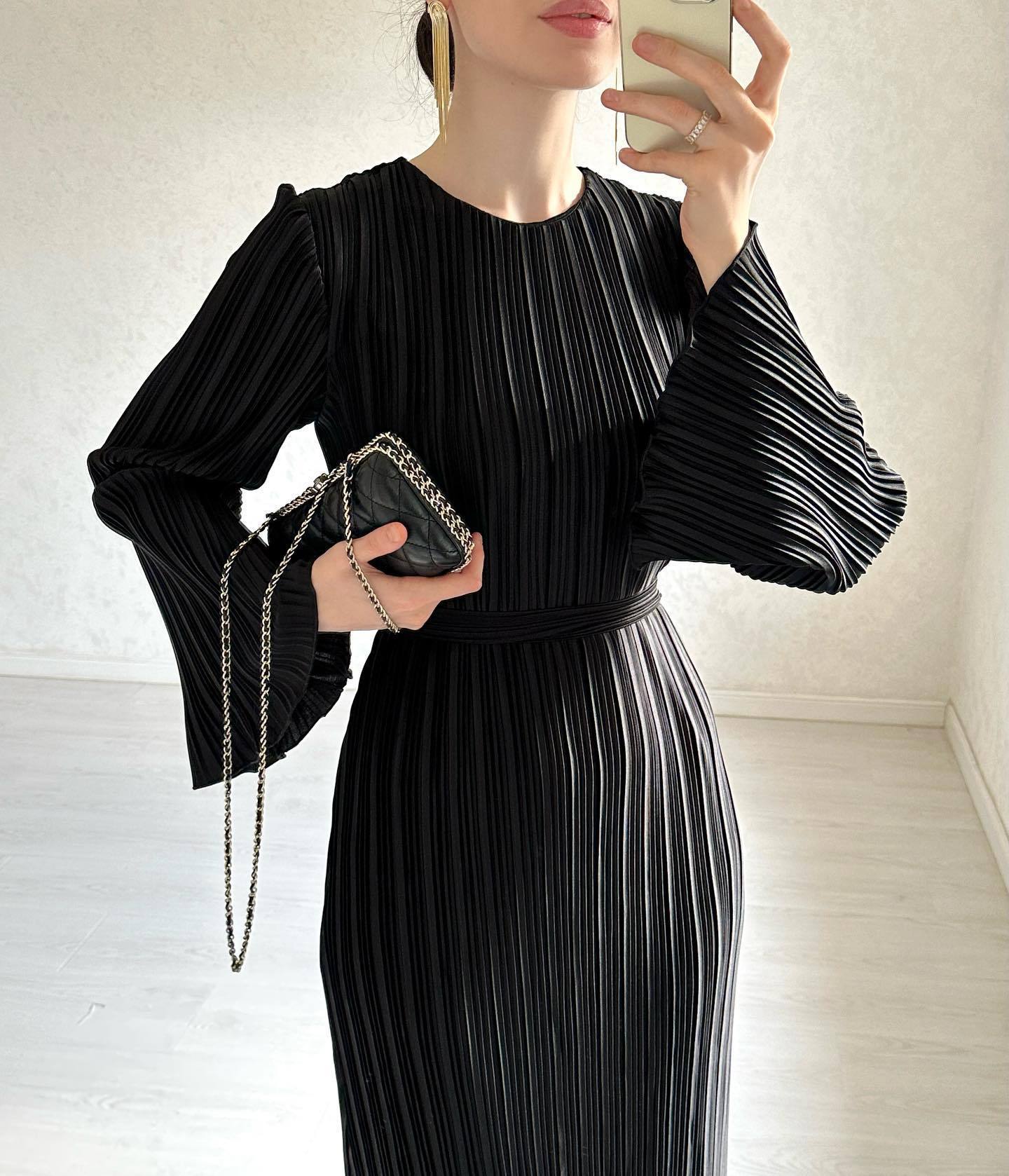 Woochic robe à manches longues évasées col rond plissée