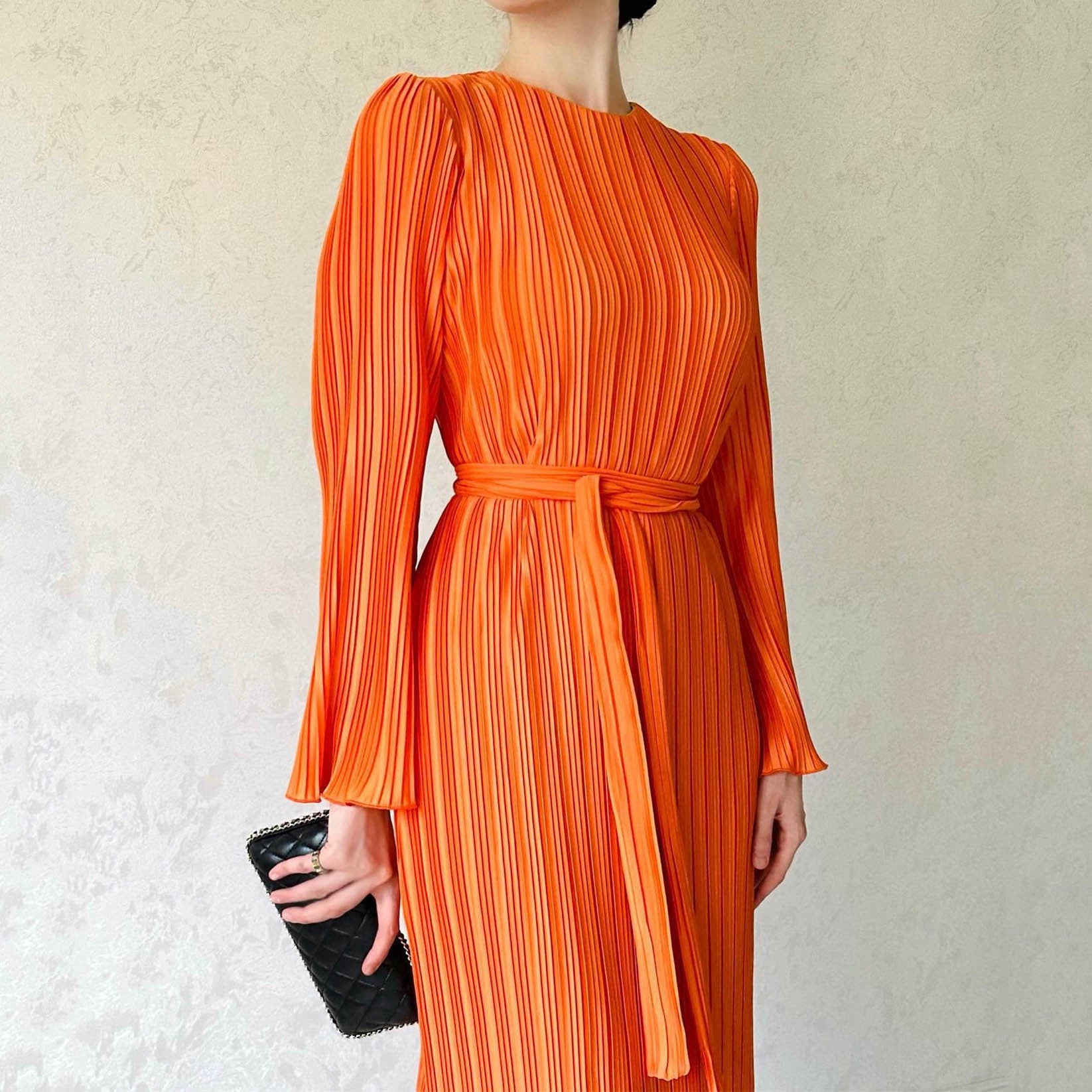 Woochic robe à manches longues évasées col rond plissée