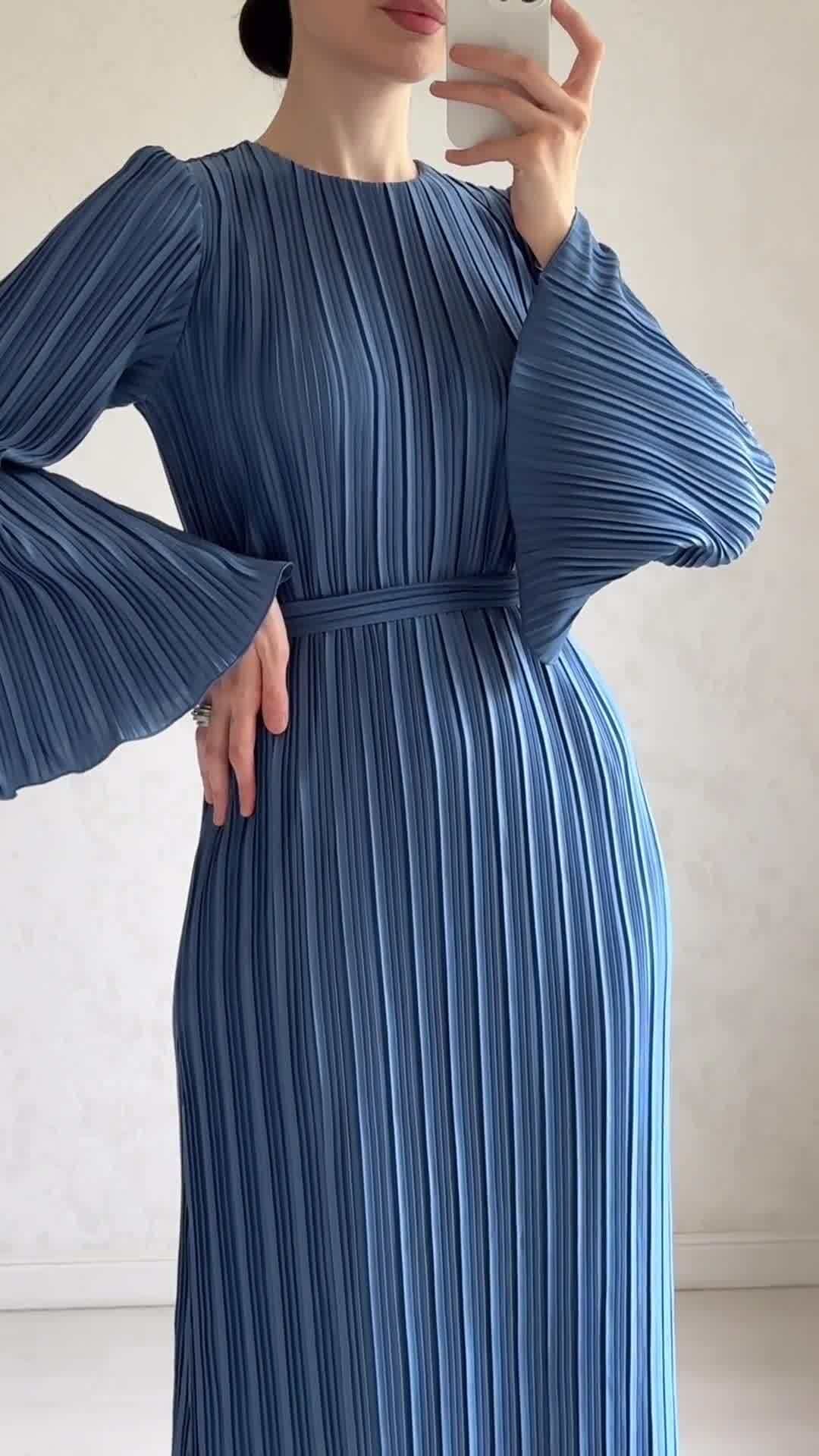 Woochic robe à manches longues évasées col rond plissée