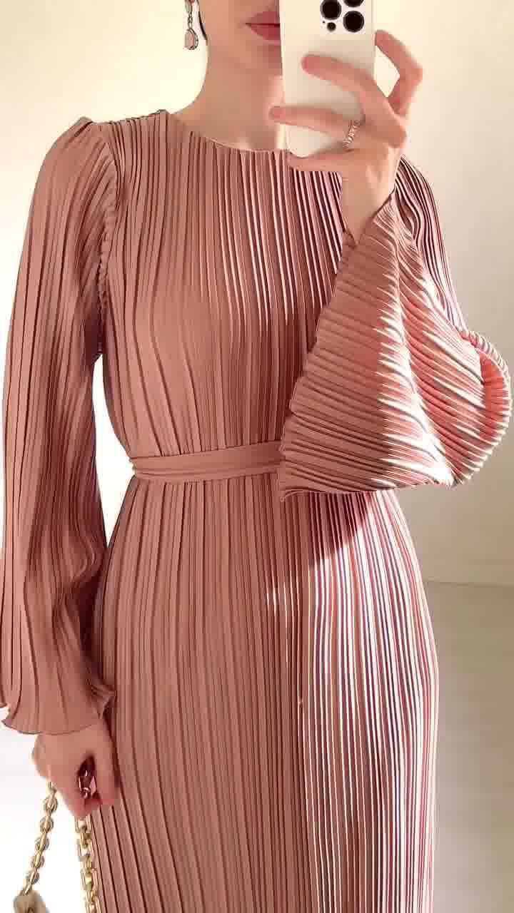 Woochic robe à manches longues évasées col rond plissée