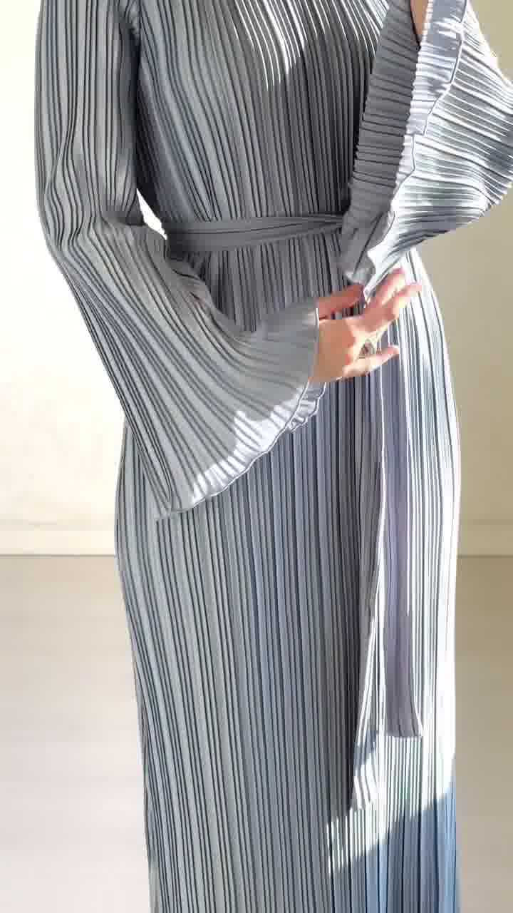 Woochic robe à manches longues évasées col rond plissée