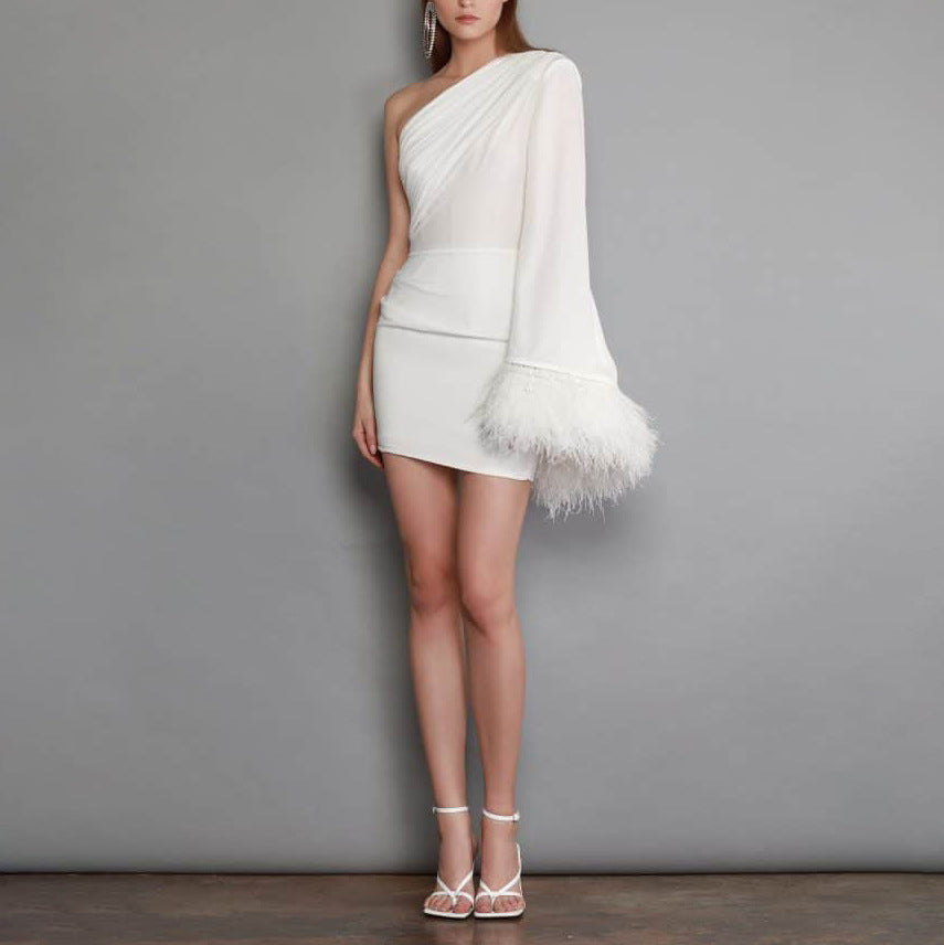 Woochic robe à plumes à une épaule manches évasées à volants plissée