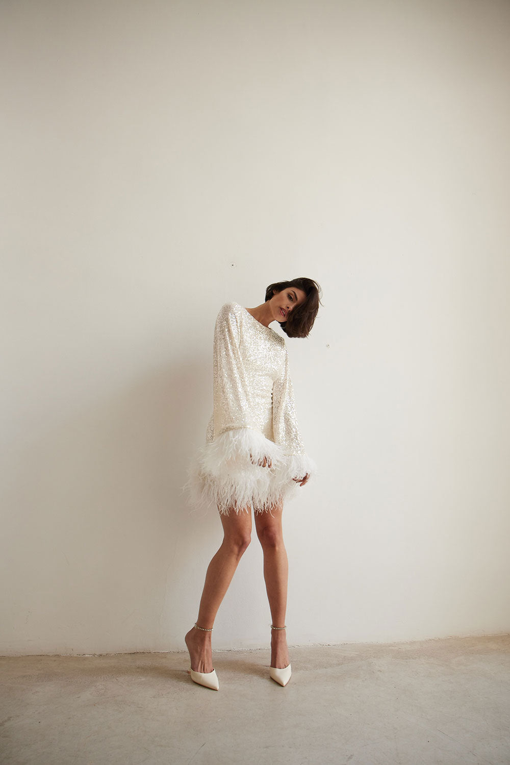 Woochic robe à plumes dos nu paillettes scintillants manches évasées