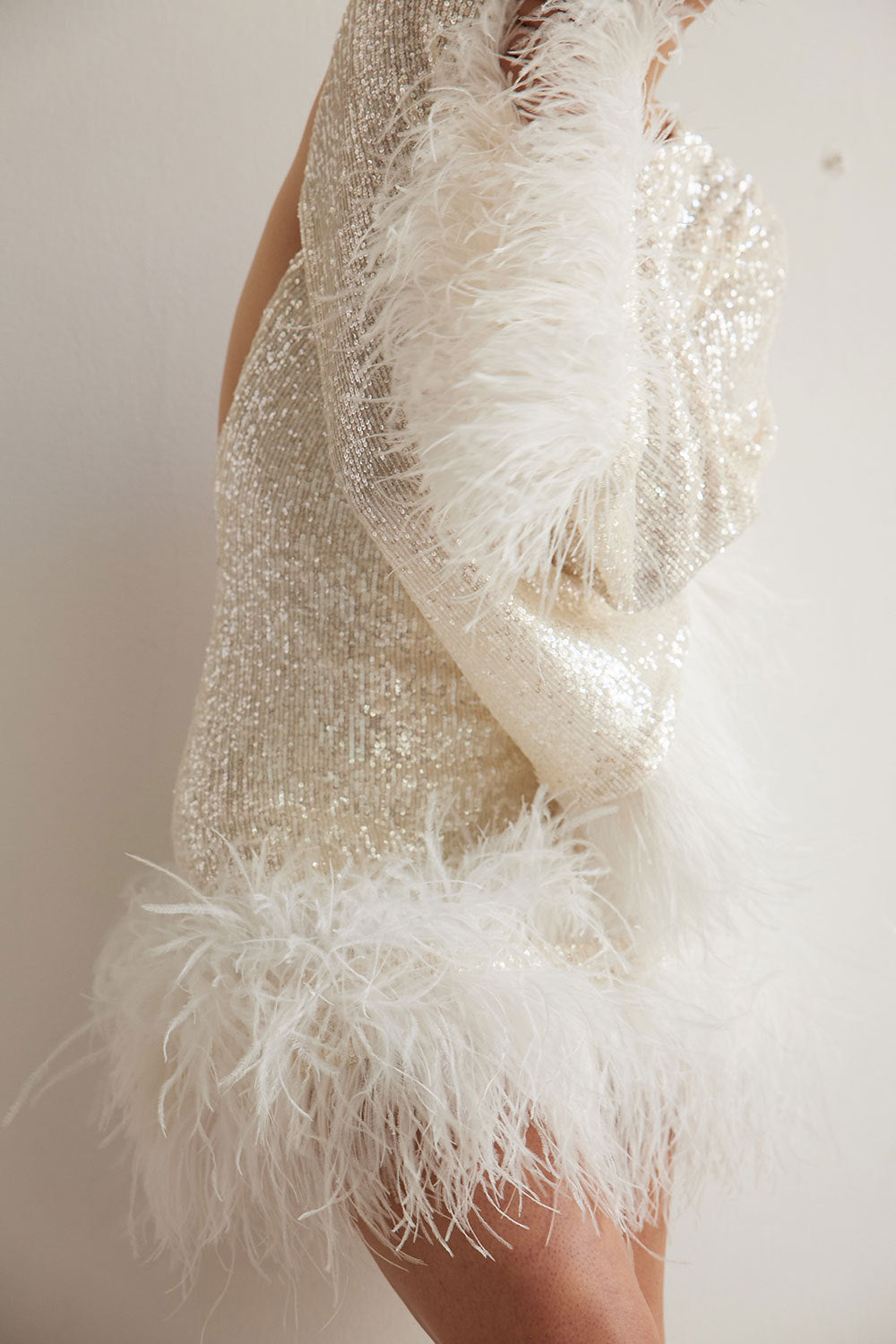 Woochic robe à plumes dos nu paillettes scintillants manches évasées