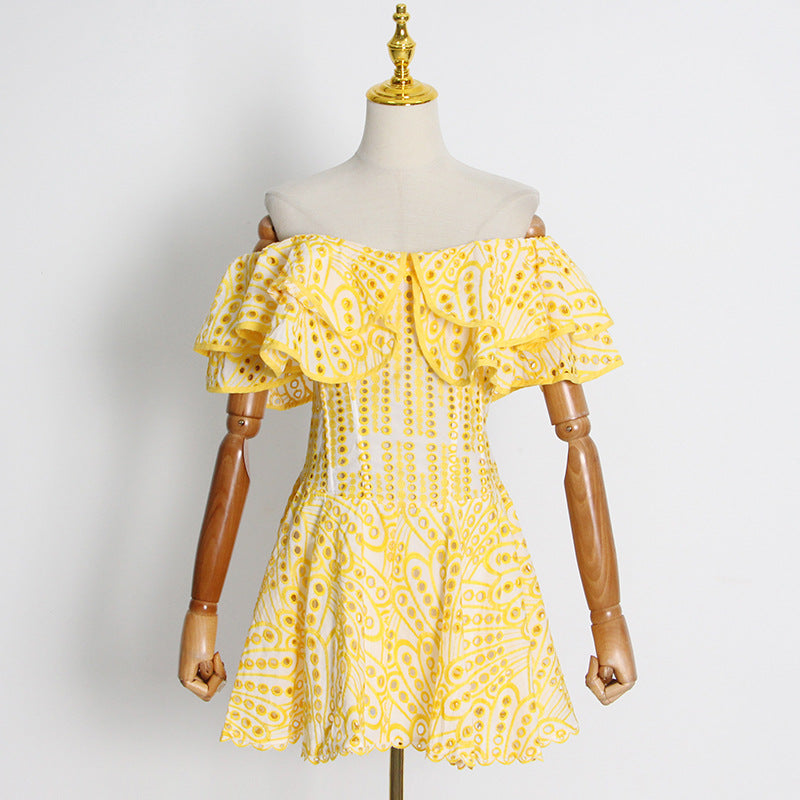 Woochic robe courte  brodée col bateau à manches bouffantes et découpe