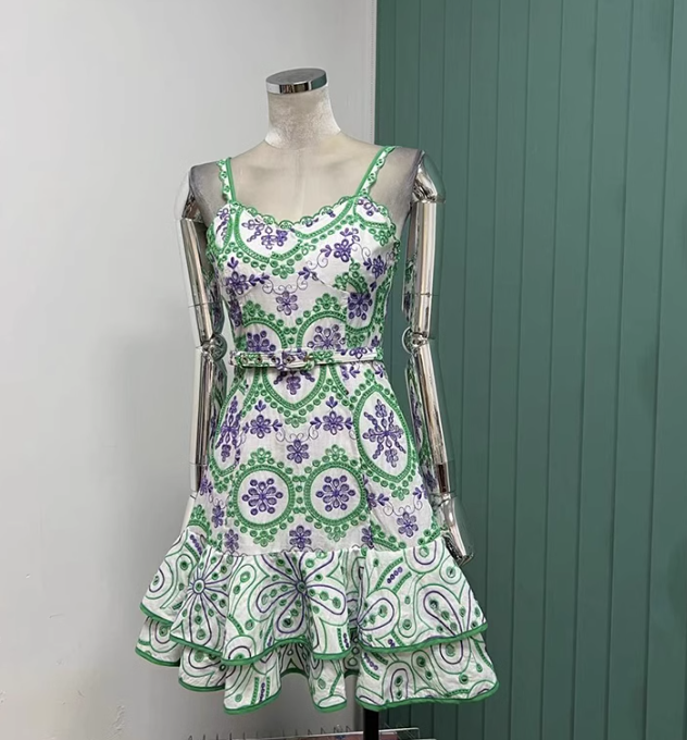 Woochic robe courte col en V bretelles brodées à volants taille haute vert S