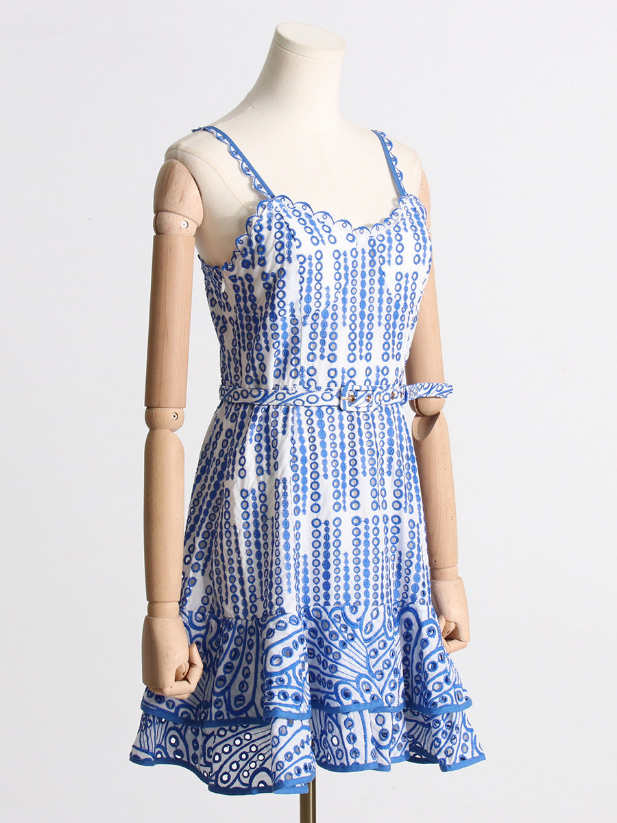 Woochic robe courte col en V bretelles brodées à volants taille haute