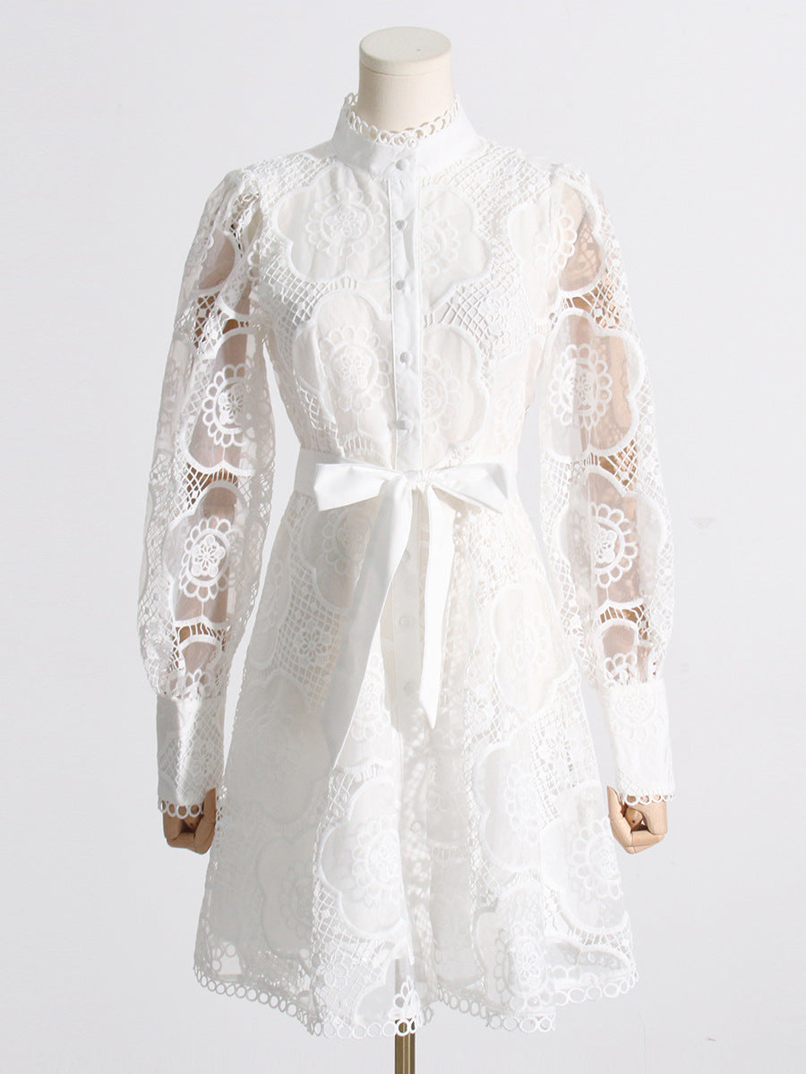 Woochic robe courte dentelle col montant brodée cintrée découpes blanc S