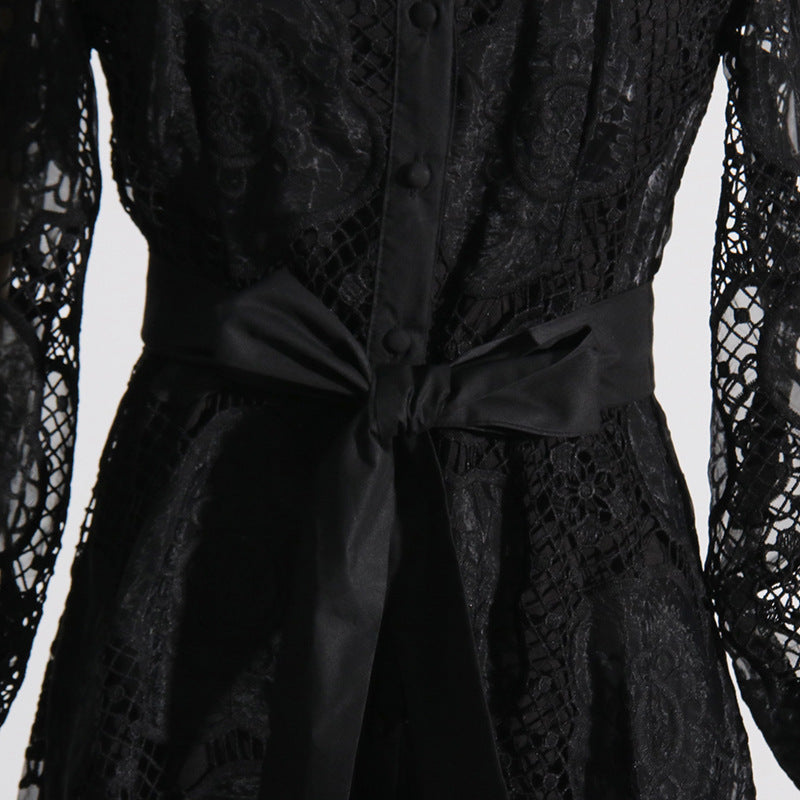 Woochic robe courte dentelle col montant brodée cintrée découpes