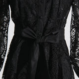 Woochic robe courte dentelle col montant brodée cintrée découpes