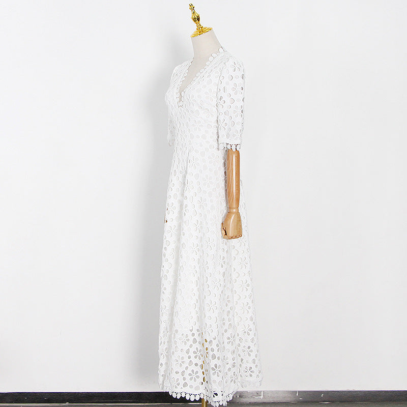 Woochic robe longue col en V cintrée conception du crochet découpes traîne
